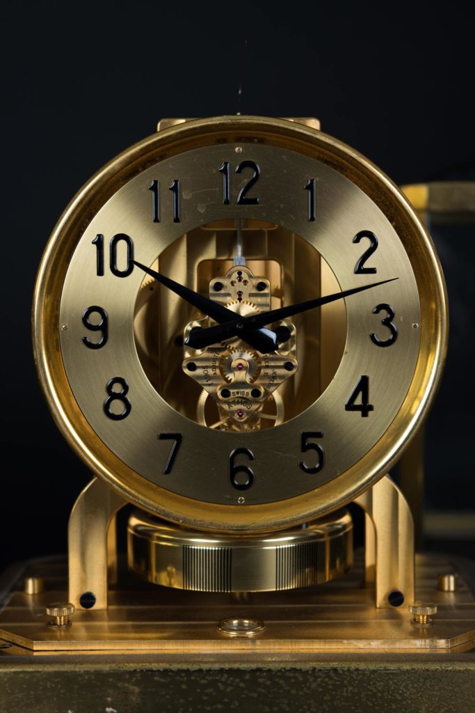Vergoldete Atmos-Uhr mit arabischen Ziffern