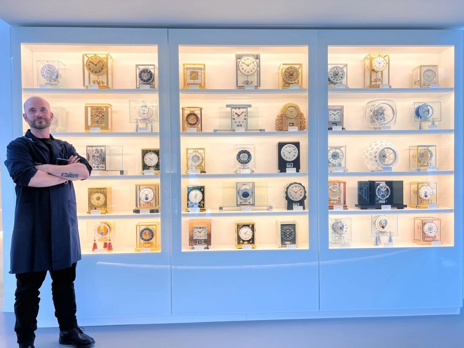 Alexander Heeg vor der Atmos-Sammlung im Museum der Manufaktur Jaeger-LeCoultre in Le Sentier